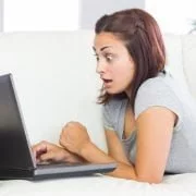 Mulher assustada olhando para o notebook