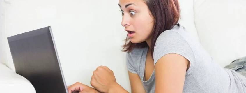 Mulher assustada olhando para o notebook