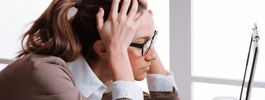 Mulher estressada na frente do computador