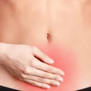 Mulher com cólicas abdominais