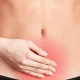 Mulher com cólicas abdominais