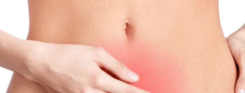 Mulher com cólicas abdominais