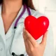 Médica com um estetoscópio
