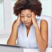 Mulher estressada na mesa do trabalho