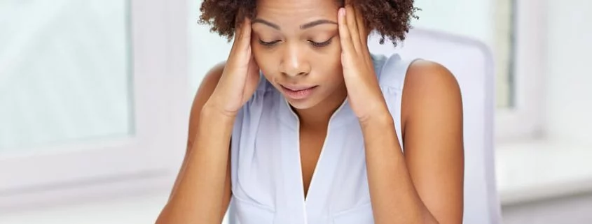 Mulher estressada na mesa do trabalho
