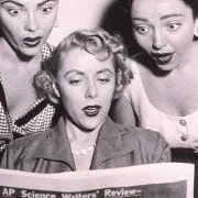 Mulheres vintage lendo notícias